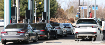 저렴한 주유소 찾아서 주유하는 시민들