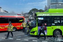 연세대 앞 버스 교통사고…운전자 구조 중