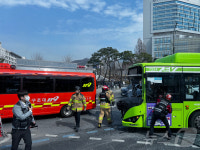 연세대 앞 버스 교통사고…운전자 구조 중