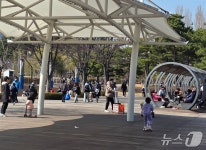 햇볕이 따뜻해서 좋아…부산시민공원에 시민들 발길