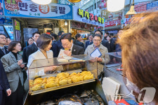 반송시장 찾아 붕어빵 맛보는 이재명 대통령