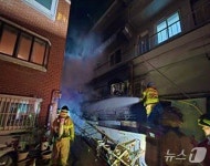 안양 관양시장 내 상가주택 외벽서 불…7명 연기흡입