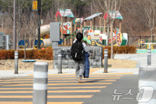 놀이터 향하는 어린이