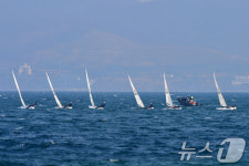 줄맞춰 달리는 요트