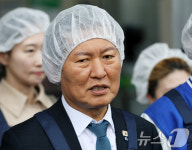 딸기 선별 체험 마친 정청래