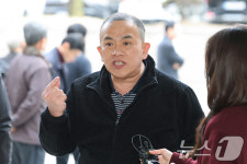 명태균, 여론조사비 대납 의혹 법정 출석