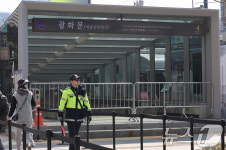출입구 폐쇄된 광화문역 '무정차통과'