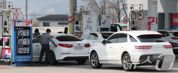석유 최고가격제 일주일…주유소 기름값 대폭 하락 전환