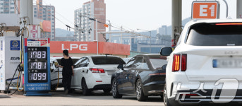 석유 최고가격제 일주일…주유소 기름값 하락 전환