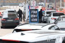 석유 최고가격제 일주일…주유소 기름값 하락 전환