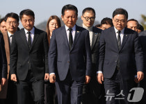 너럭바위 앞에서