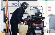 에너지 수급 불안, 기름통에 주유하는 시민