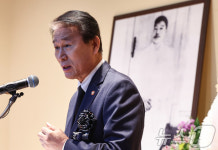 추모사하는 권오을 장관