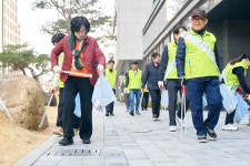 강동구, 주민과 함께 봄맞이 대청소…도로 청소차 16대 운영