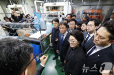 플라스틱 기업 방문해 현장 시찰하는 한병도 원내대표