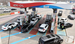 2차 석유 최고가제 시행, 반영 전 주유소 찾은 운전자들