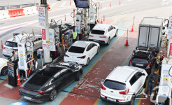 분주한 만남의광장 주유소