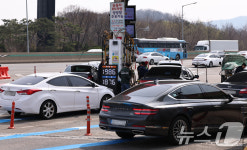 북적이는 주유소