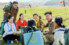 北 대중과 숨결 같이…재령군 양계농장 초급당일꾼 조명