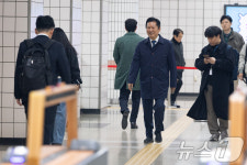 '차량 5부제' 지하철 타고 출근한 정청래 대표