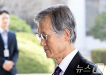 생각 잠긴 조희대 대법원장