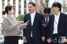 '13개 의혹' 피의자 신분 4차 조사 출석하는 김병기