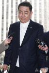 '13개 의혹' 피의자 신분 4차 조사 출석하는 김병기