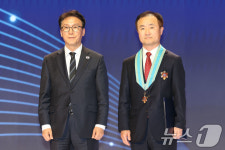 은탑산업훈장 수여받은 송현종 에스케이하이닉스 사장