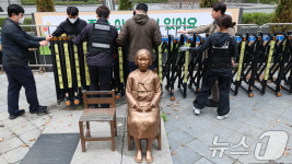 소녀상 6년 만 바리케이드 해방