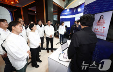 실시간 대화형 AI 부스 둘러보는 한성숙 장관