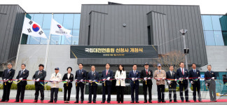 국립대전현충원 신청사 테이프 커팅하는 권오을 국가보훈부 장관