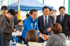 고향 철원 찾은 우상호 