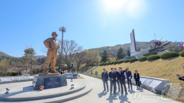 다부동전적기념관 둘러보는 권오을 장관