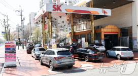 3차 최고가격제 시행 앞두고 북적이는 주유소