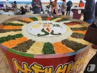 수안보 벚나무 아래 온천수에 발 담그고…충북 곳곳 상춘객 발길