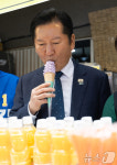 아이스크림 맛보는 정청래 대표