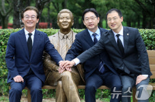 노무현 전 대통령 동상 앞에서