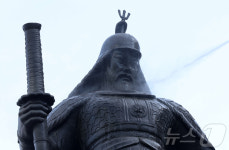 물대포에도 늠름한 이순신 장군