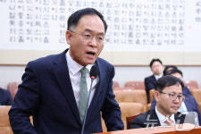 청문회에서 고함 지르는 강백신 검사