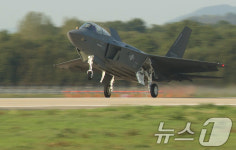 KF-21 양산 1호기, 공개 22일 만에 첫 비행 성공