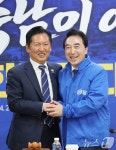 박수현 충남도지사 후보에게 점퍼 전달하는 정청래