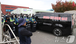 CU 진주물류센터 앞에서 대치하는 노조원과 경찰