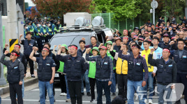 CU 진주물류센터 앞에서 구호 외치는 화물연대 노조원들