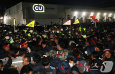 야간에도 이어지는 CU 진주물류센터 앞 충돌