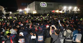 야간에도 이어지는 CU 진주물류센터 앞 충돌