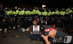 CU 진주물류센터 앞에서 슬픔에 잠긴 노조원들