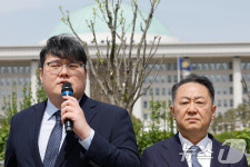 국회 찾은 김용 변호인들