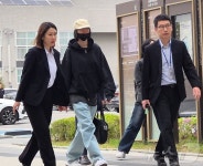 강도 자택 피해 입은 나나, 재판 증인 출석
