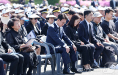 슬픔에 잠긴 김민석 총리