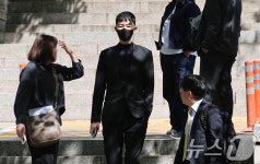 '문항 거래' 현우진, 첫 재판 출석